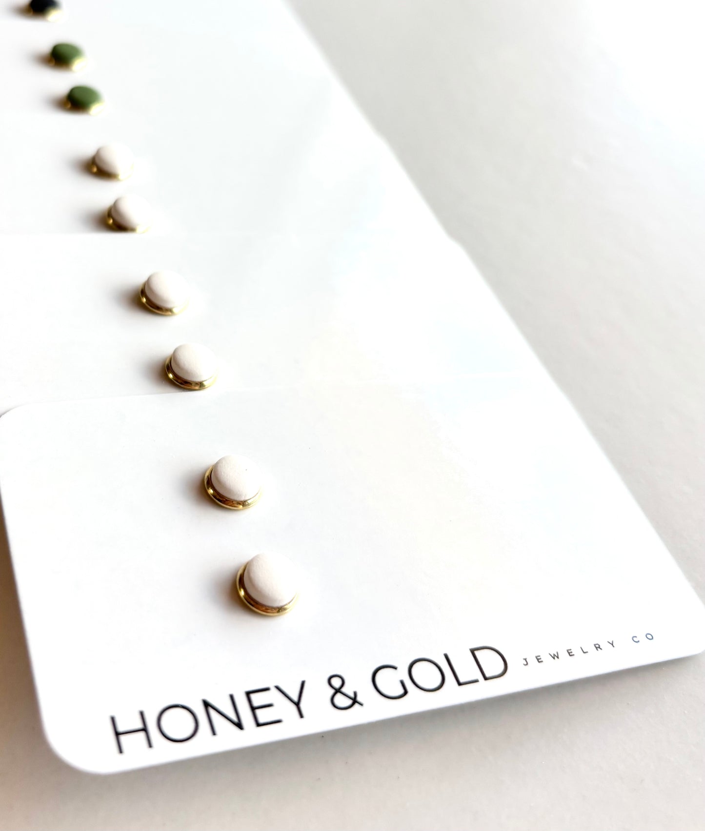 NYX - Golden halo stud style