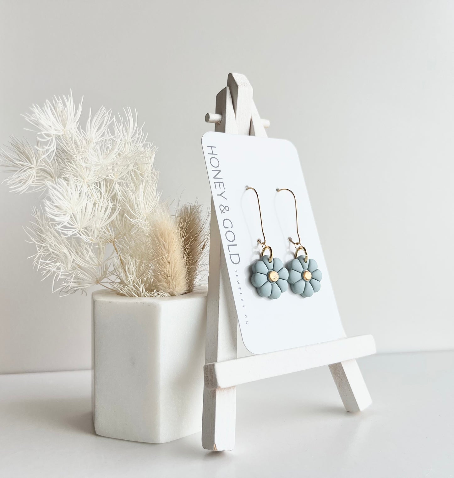 HOOKED ON BLOOMS